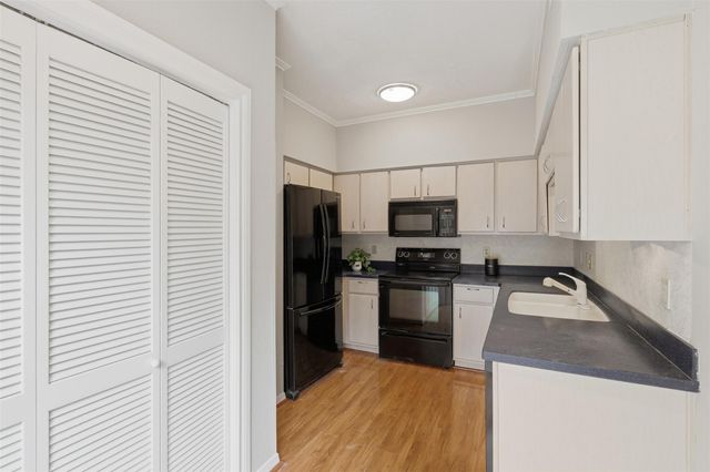 701 Bering Drive 102, Houston, TX 77057
