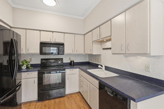 701 Bering Drive 102, Houston, TX 77057
