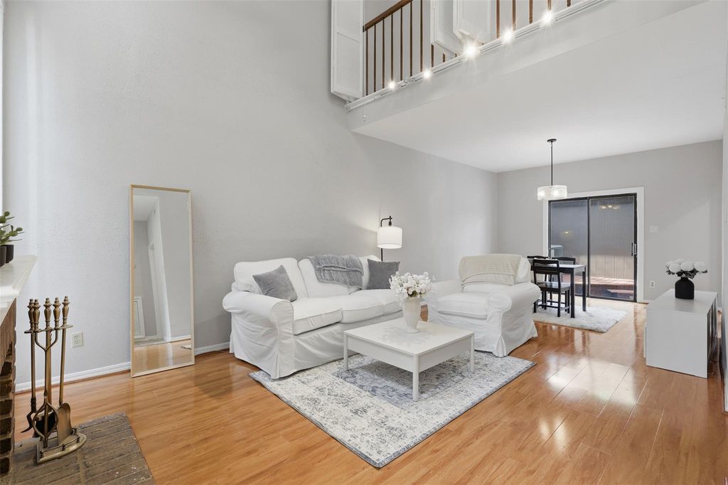 701 Bering Drive 102, Houston, TX 77057