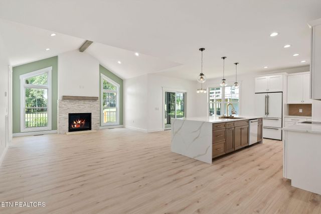 456 Lakeview Drive, Crossville, TN 38558