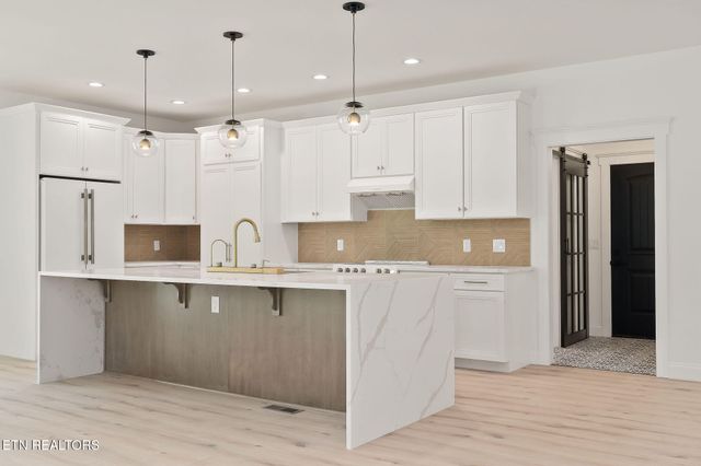 456 Lakeview Drive, Crossville, TN 38558