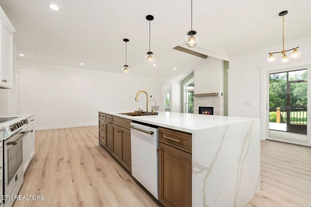 456 Lakeview Drive, Crossville, TN 38558