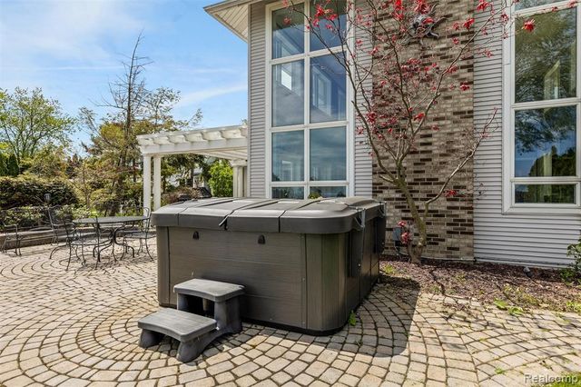 30134 Jefferson Avenue, Saint Clair Shores, MI 48082