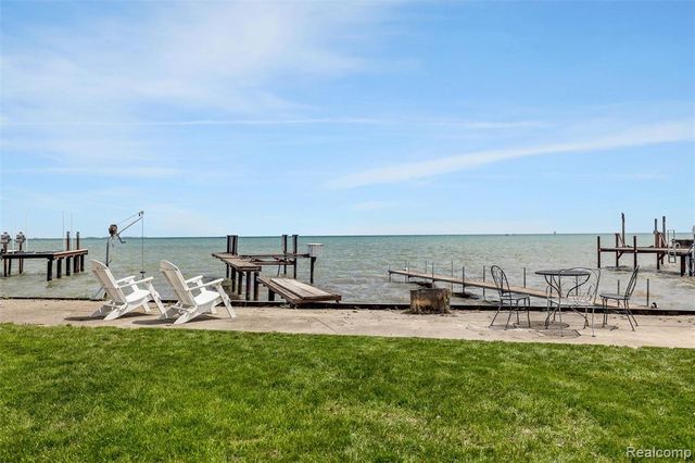 30134 Jefferson Avenue, Saint Clair Shores, MI 48082