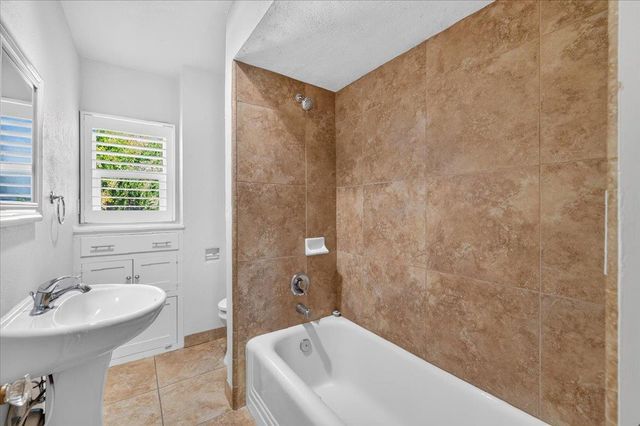 256 N Sierra Vista Avenue, Fresno, CA 93702