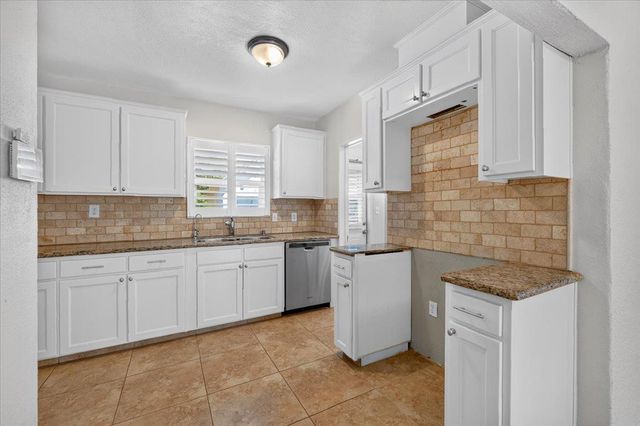 256 N Sierra Vista Avenue, Fresno, CA 93702