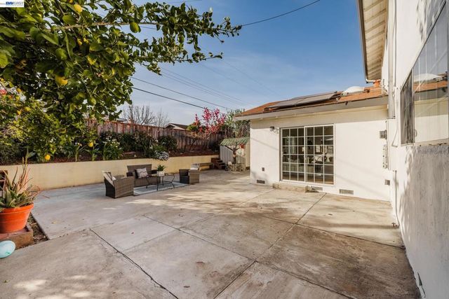 1394 Glacier Dr, Milpitas, CA 95035