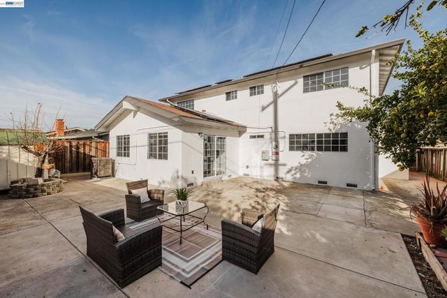 1394 Glacier Dr, Milpitas, CA 95035