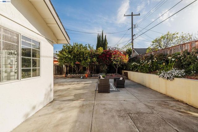 1394 Glacier Dr, Milpitas, CA 95035