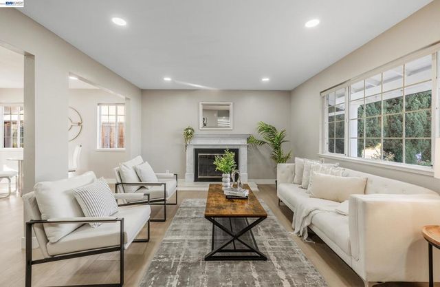 1394 Glacier Dr, Milpitas, CA 95035