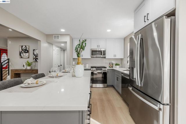 1394 Glacier Dr, Milpitas, CA 95035