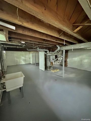 19242 Moross Road, Detroit, MI 48224