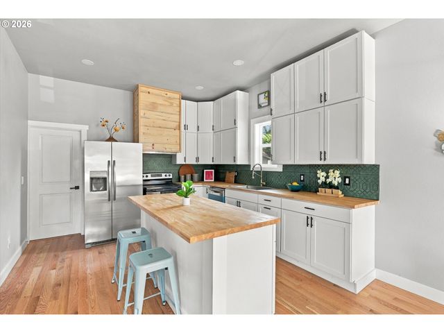 2055 N WYGANT St, Portland, OR 97217