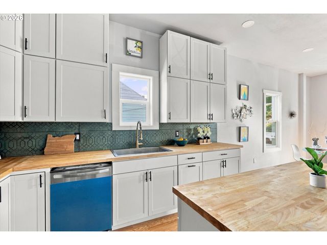2055 N WYGANT St, Portland, OR 97217