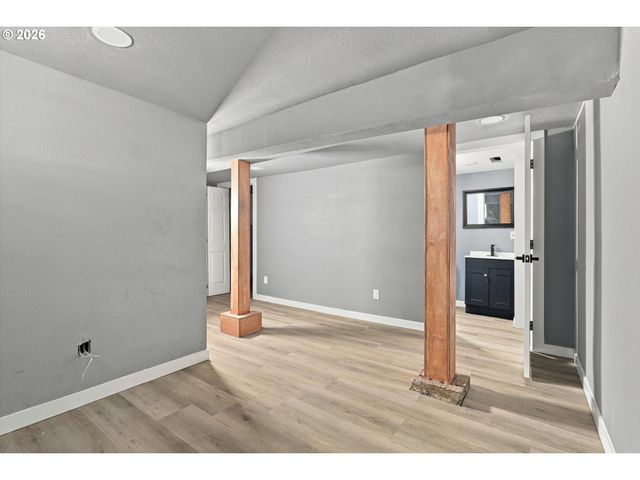 2055 N WYGANT St, Portland, OR 97217