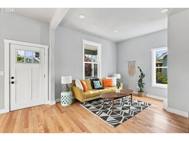 2055 N WYGANT St, Portland, OR 97217