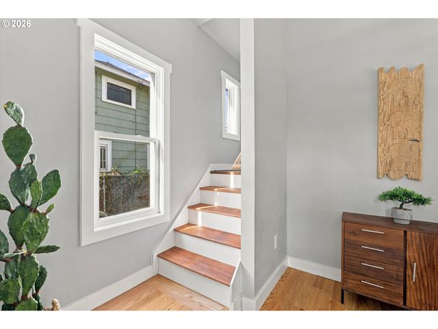 2055 N WYGANT St, Portland, OR 97217
