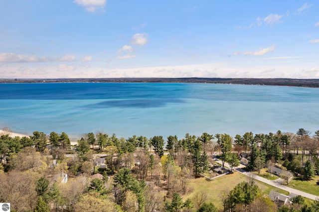 2174 Cuyahoga Court, Traverse City, MI 49686