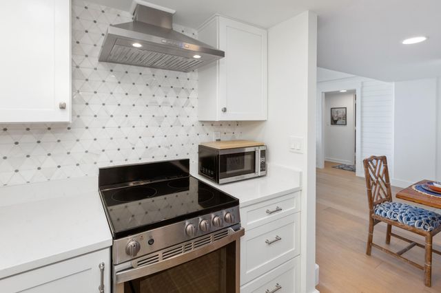 14 Lockwood Drive Apt 2d, Charleston, SC 29401
