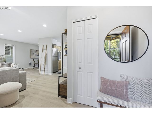 11263 Sw SPRINGWOOD Dr, Portland, OR 97223