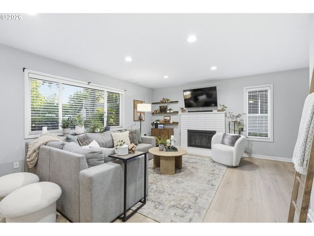 11263 Sw SPRINGWOOD Dr, Portland, OR 97223