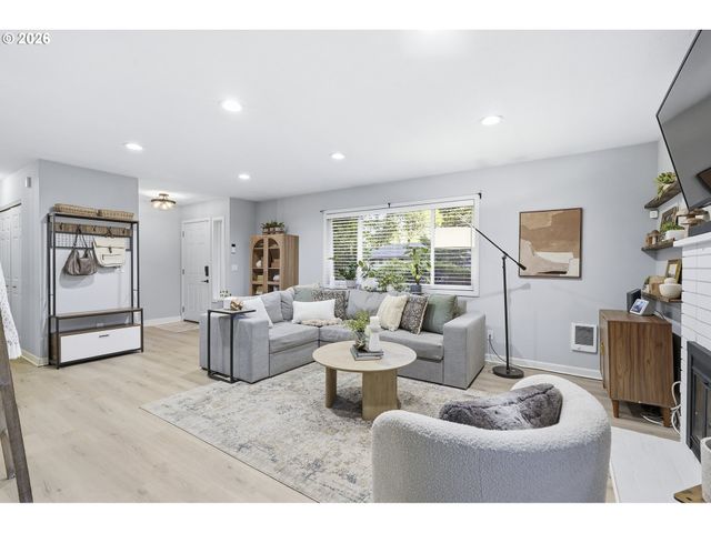 11263 Sw SPRINGWOOD Dr, Portland, OR 97223