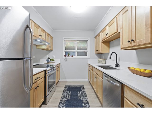 11263 Sw SPRINGWOOD Dr, Portland, OR 97223