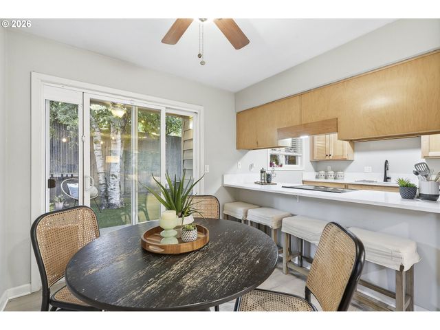 11263 Sw SPRINGWOOD Dr, Portland, OR 97223