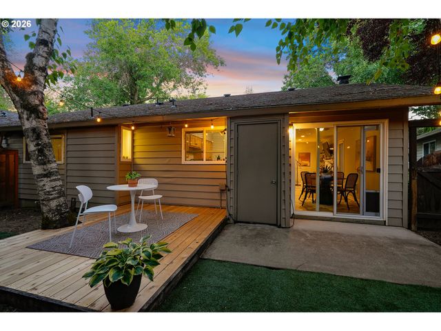 11263 Sw SPRINGWOOD Dr, Portland, OR 97223