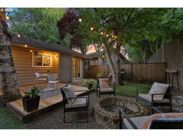 11263 Sw SPRINGWOOD Dr, Portland, OR 97223