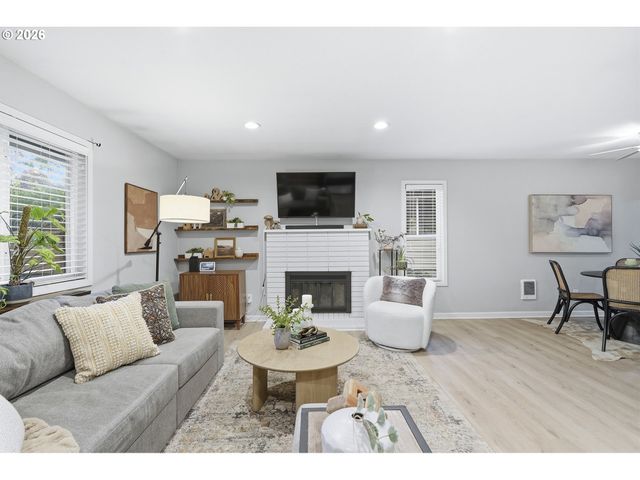 11263 Sw SPRINGWOOD Dr, Portland, OR 97223