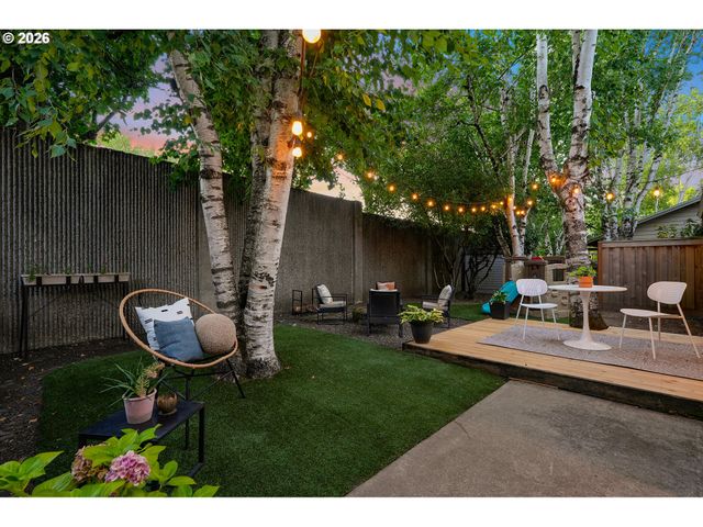 11263 Sw SPRINGWOOD Dr, Portland, OR 97223