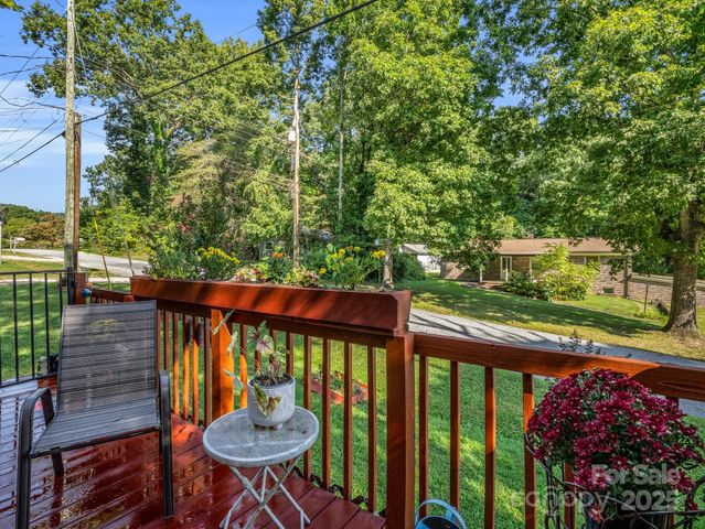 285 Cosmos Drive, Hendersonville, NC 28791