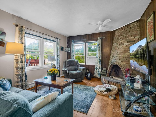 285 Cosmos Drive, Hendersonville, NC 28791