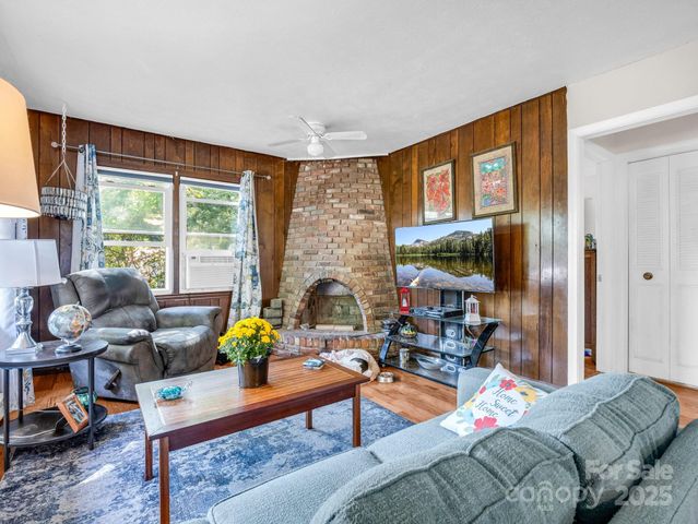 285 Cosmos Drive, Hendersonville, NC 28791