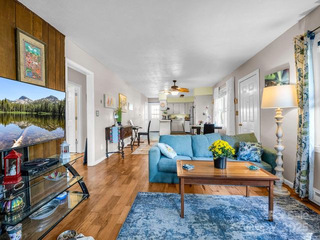 285 Cosmos Drive, Hendersonville, NC 28791