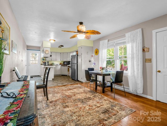 285 Cosmos Drive, Hendersonville, NC 28791