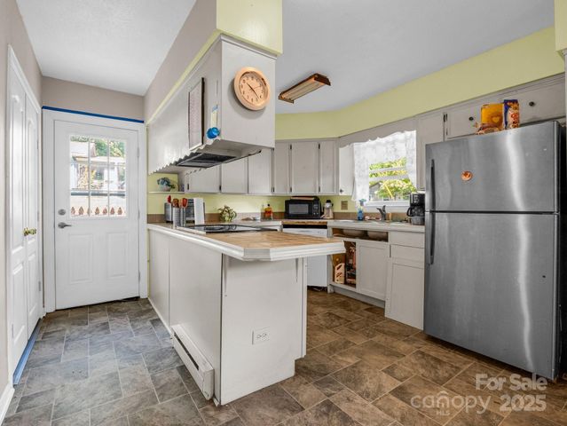 285 Cosmos Drive, Hendersonville, NC 28791