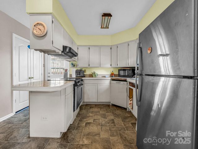 285 Cosmos Drive, Hendersonville, NC 28791