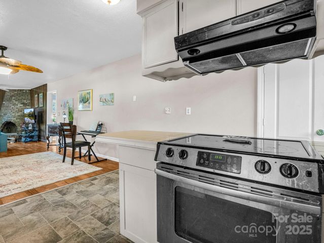 285 Cosmos Drive, Hendersonville, NC 28791