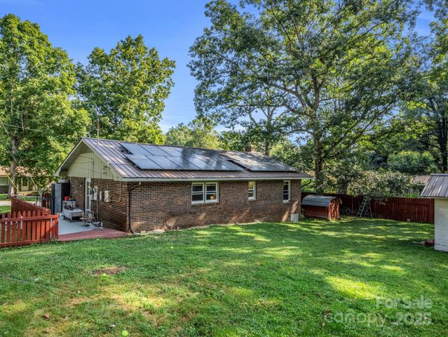 285 Cosmos Drive, Hendersonville, NC 28791