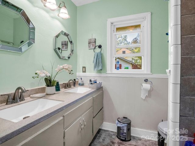 285 Cosmos Drive, Hendersonville, NC 28791