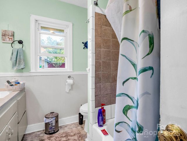 285 Cosmos Drive, Hendersonville, NC 28791