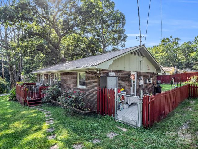 285 Cosmos Drive, Hendersonville, NC 28791