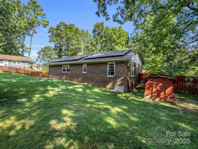 285 Cosmos Drive, Hendersonville, NC 28791