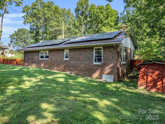 285 Cosmos Drive, Hendersonville, NC 28791