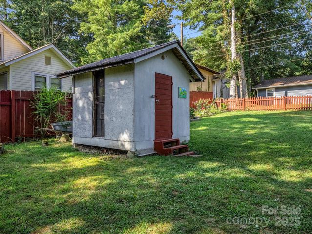 285 Cosmos Drive, Hendersonville, NC 28791