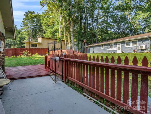 285 Cosmos Drive, Hendersonville, NC 28791