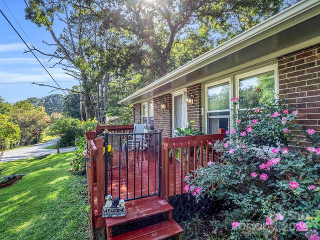 285 Cosmos Drive, Hendersonville, NC 28791