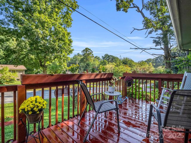285 Cosmos Drive, Hendersonville, NC 28791